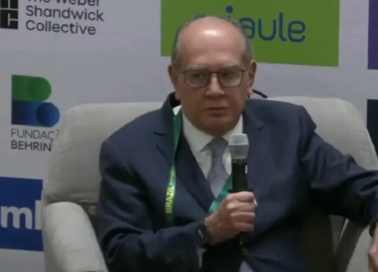 O ministro Gilmar Mendes, do Supremo Tribunal Federal (STF), durante participação no evento internacional Brazil Conference, nos EUA, em 12 de abril de 2025 (Brazil Conference/YouTube/Reprodução) 