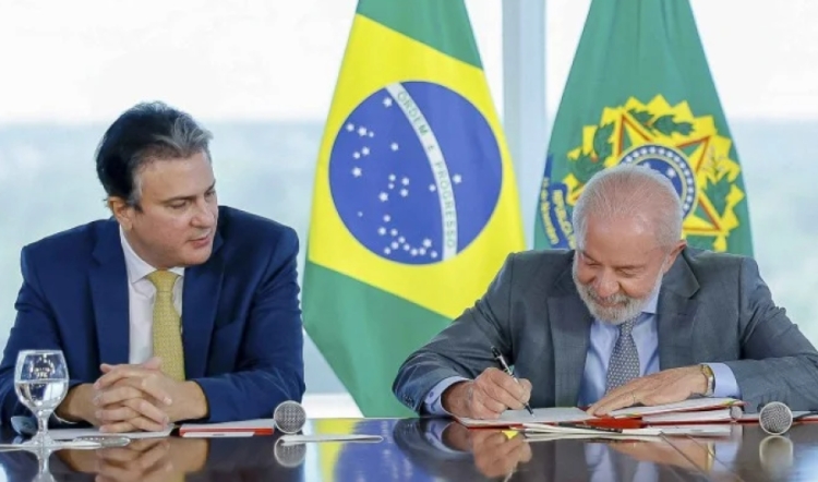 O anúncio da regulamentação do EAD já foi adiado cinco vezes pelo governo federal, mas o decreto foi assinado nesta segunda (19/5) - (crédito: Ricardo Stuckert/PR)