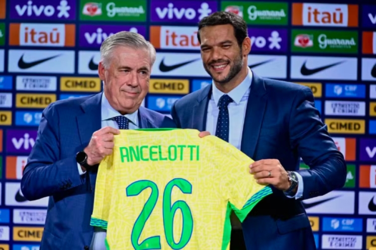 Carlo Ancelotti, novo técnico da seleção brasileira, ao lado do recém eleito presidente da CBF, Samir Xaud. Foto de divulgação