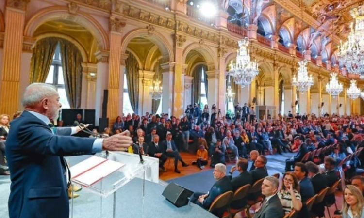 O cara não pode na relação pessoal ser um, e na rede digital ser um monstro, ser um troglodita que não respeita, que conta mentiras, que estimula as pessoas a praticarem coisas erradas", afirmou o presidente em discurso à comunidade brasileira em Paris - (crédito: Ricardo Stuckert/PR)